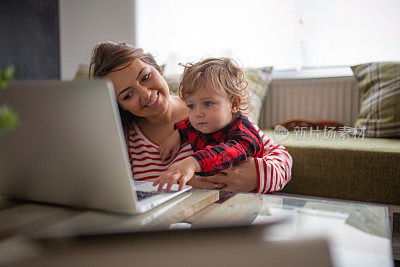 mother work´s and play with her child